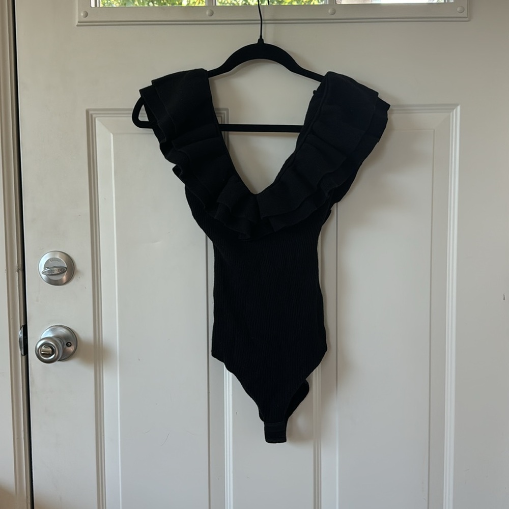 Sézane Black Ruffled vneck bodysuit